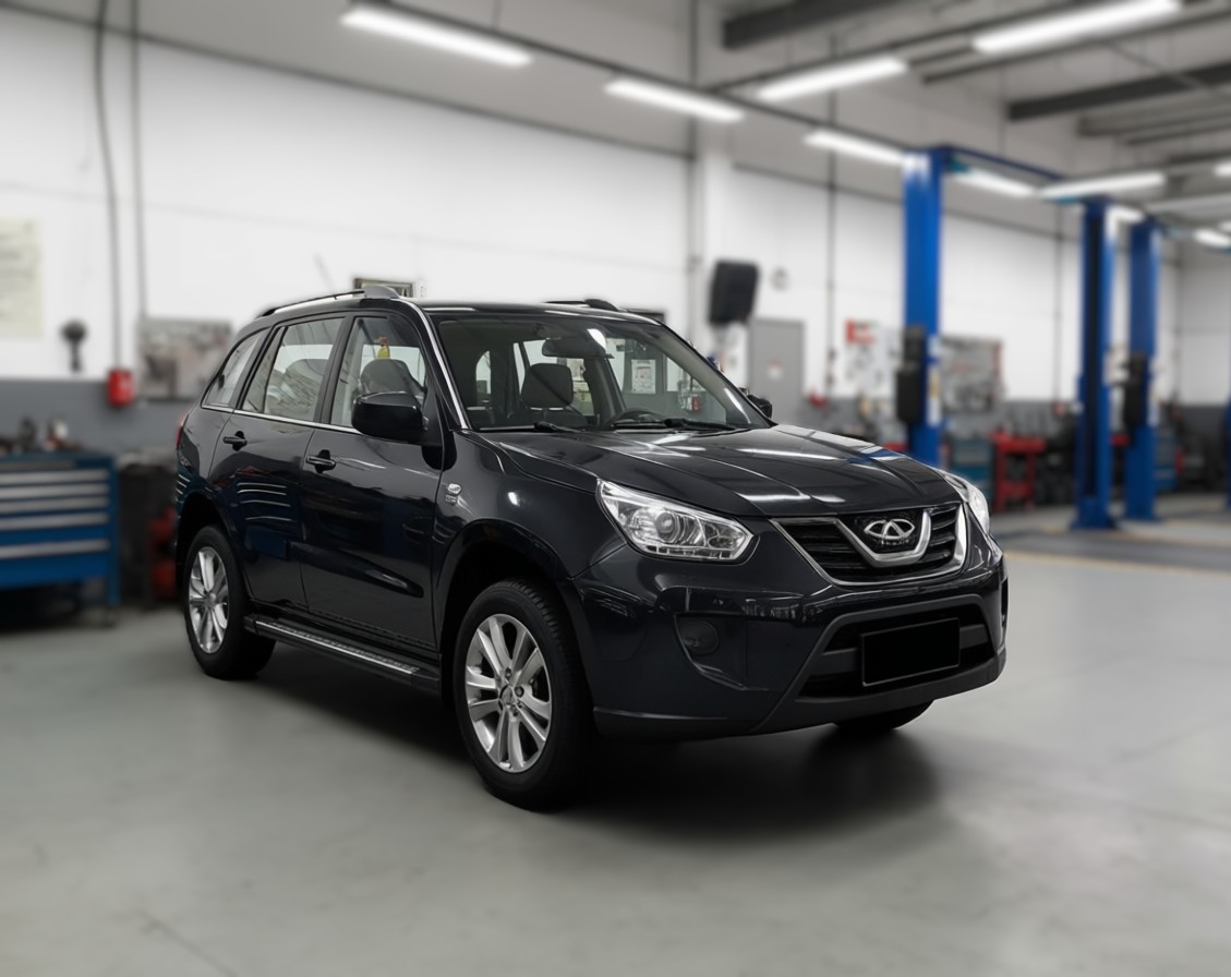 Chery Tiggo T11 на диагностике двигателя в автотехцентре