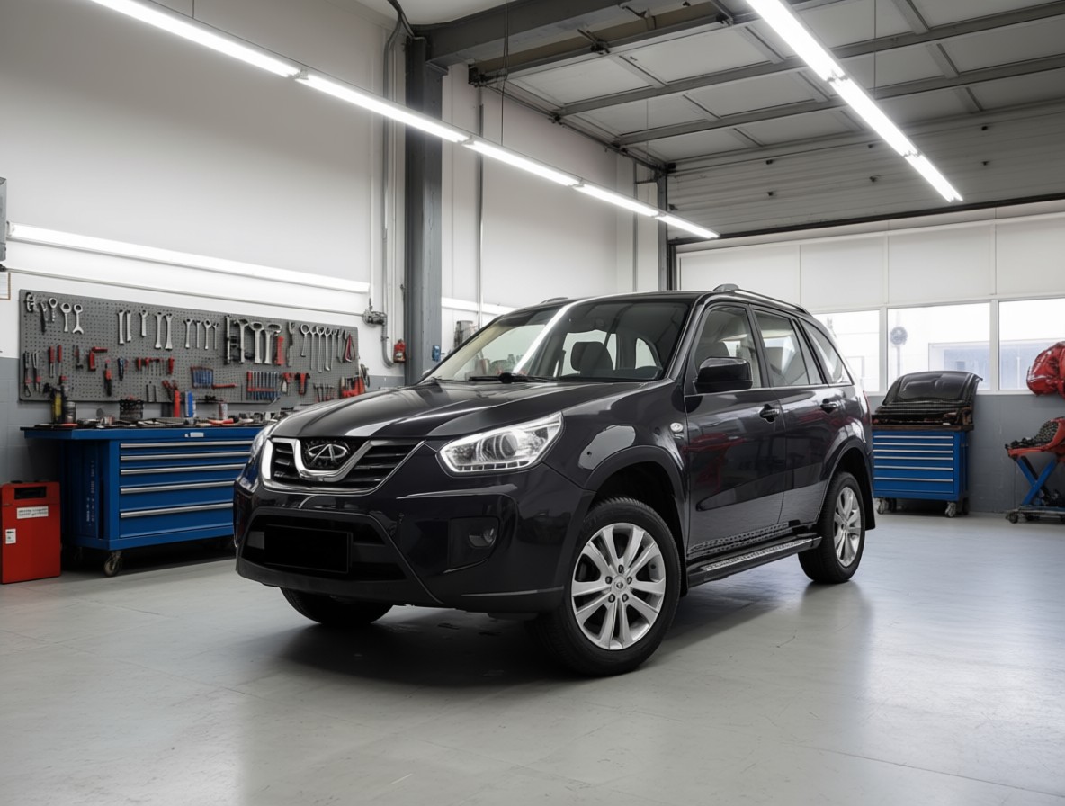 Chery Tiggo T11 готовится к ремонту двигателя в автотехцентре