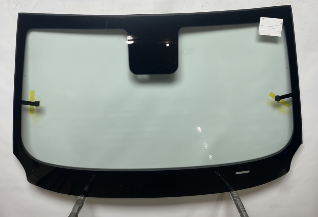 Новое ветровое стекло готово к монтажу