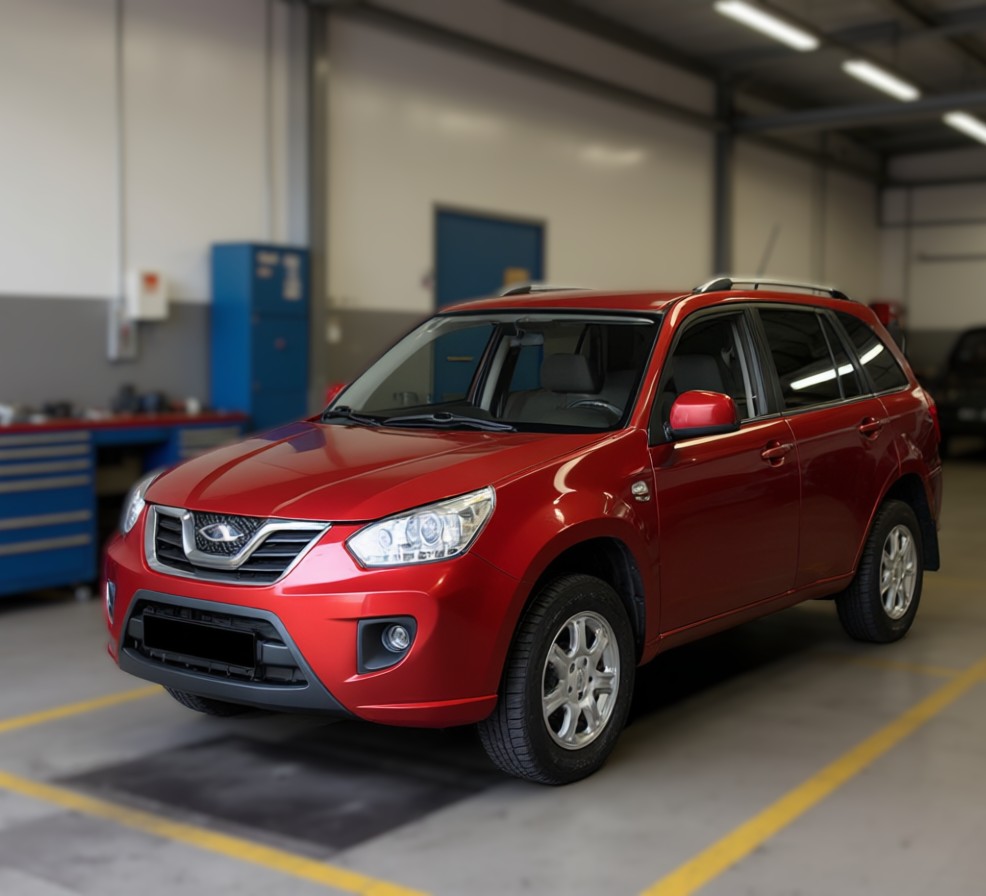 Chery Tiggo T11 готовится к замене свечей зажигания в автотехцентре