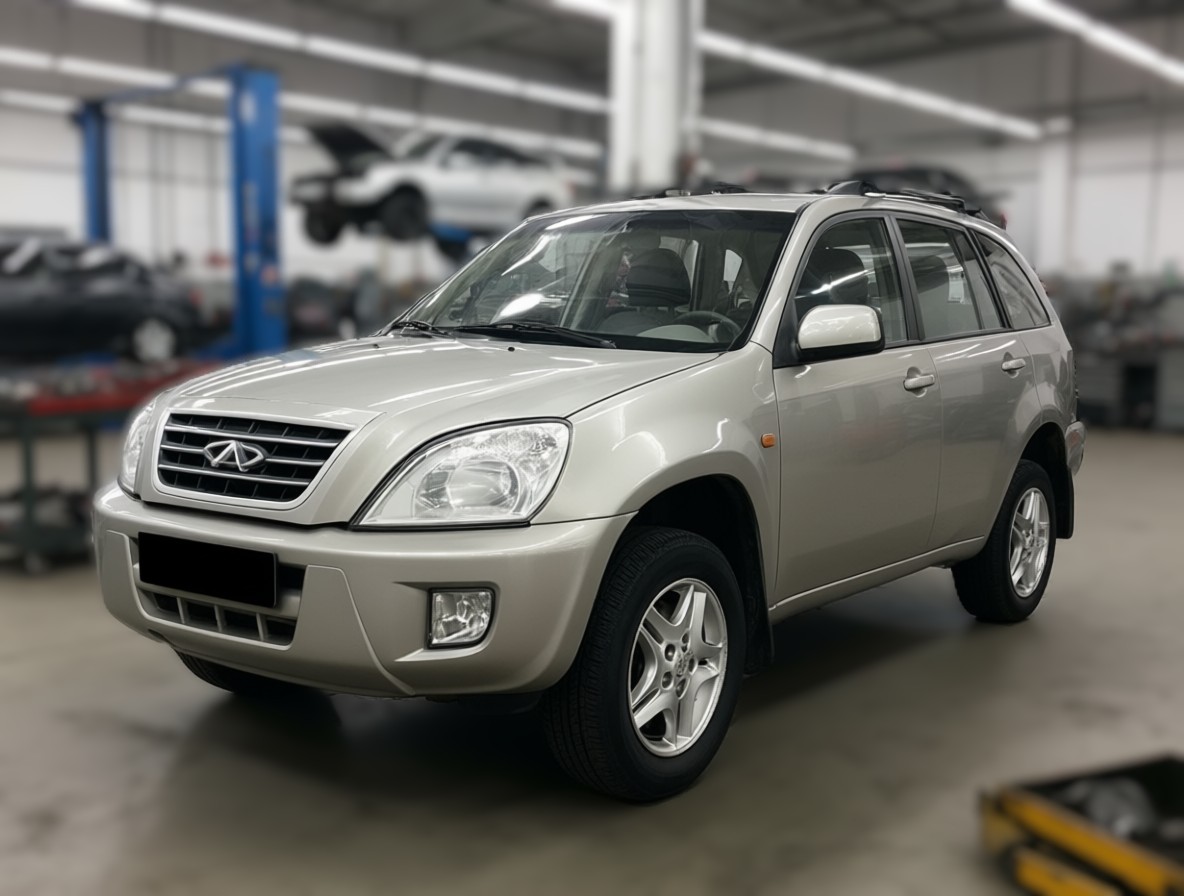 Chery Tiggo T11 готовится к замене термостата в автотехцентре