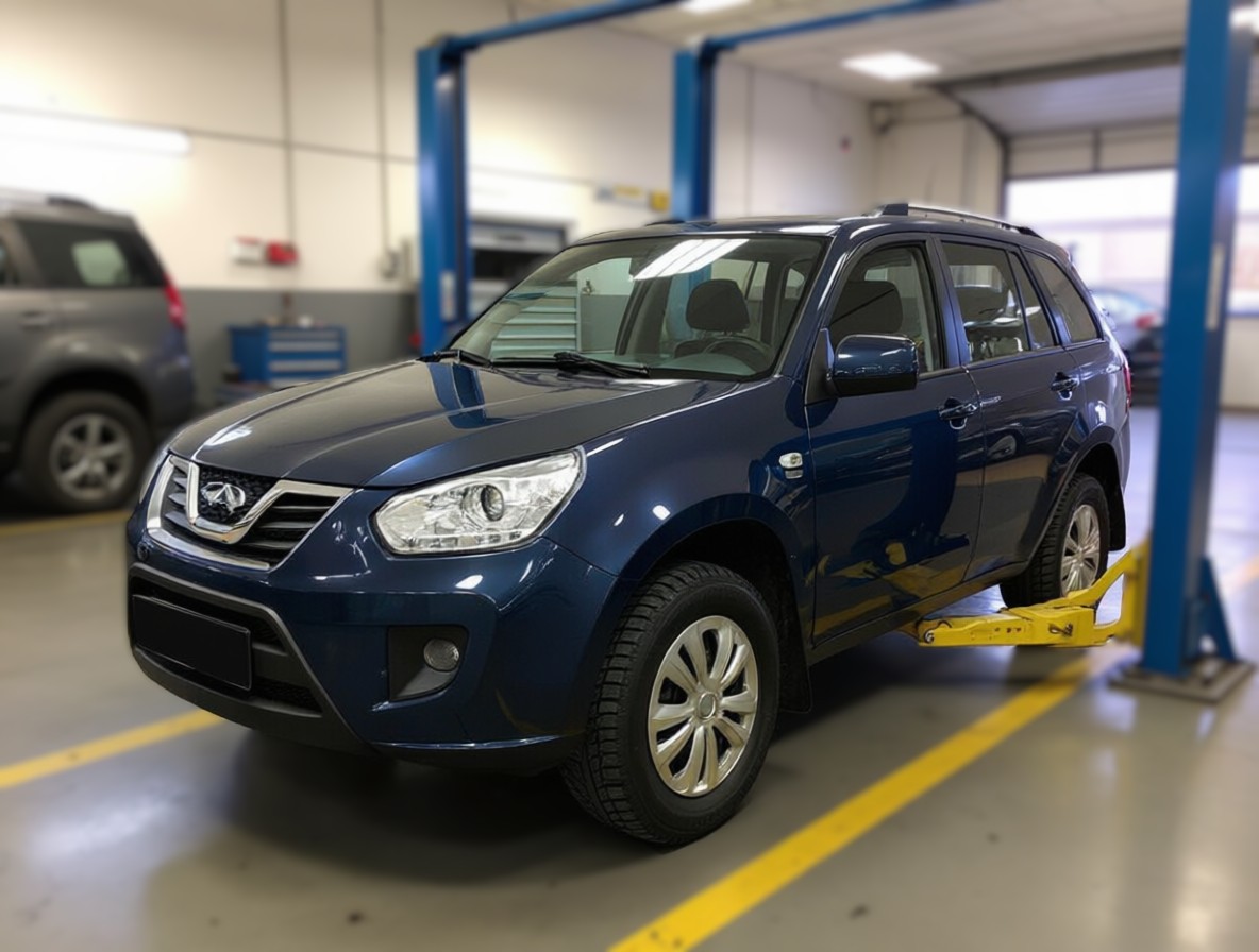 Chery Tiggo T11 готовится к замене топливного фильтра в автотехцентре