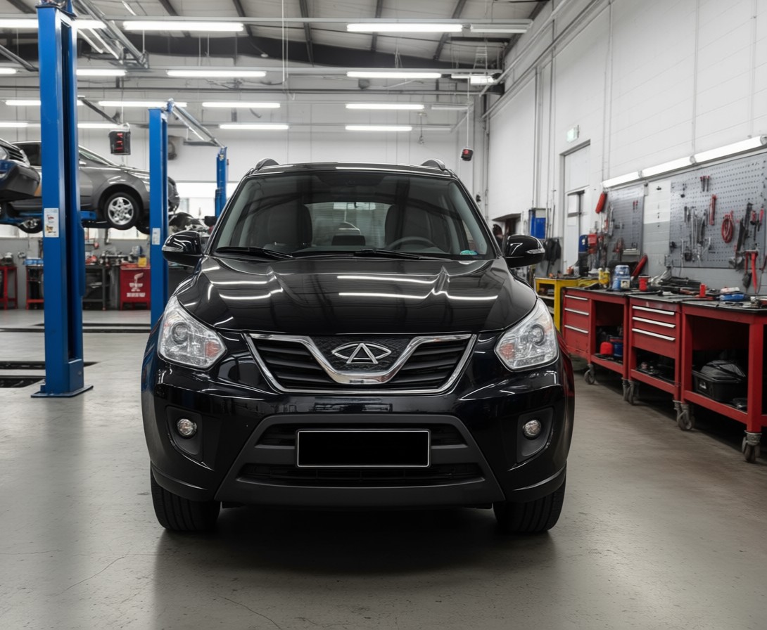 Chery Tiggo T11 готовится к замене тормозных колодок в автотехцентре