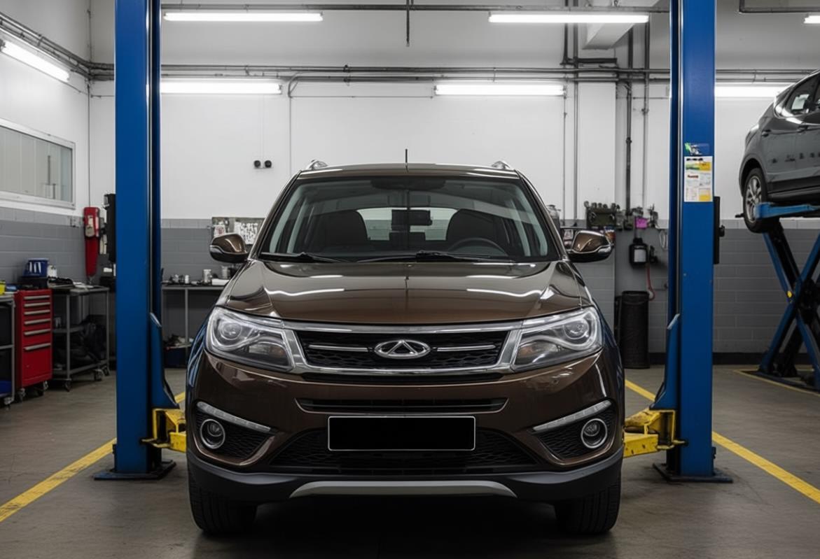 Chery Tiggo 5 в автосервисе на подъемнике
